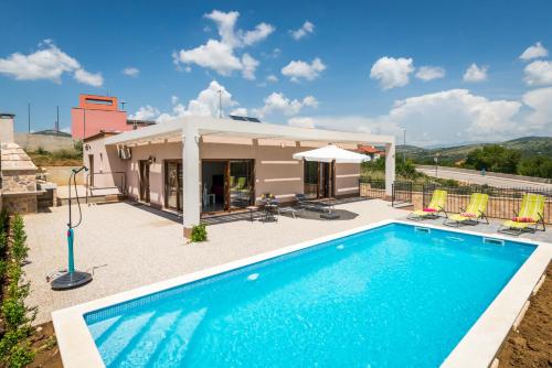  Villa Longfield-heated pool, sauna in Dugopolje