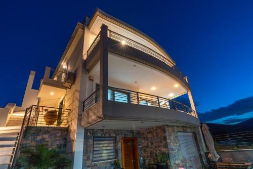  Luxurious House Near the Sea in Porto Rafti