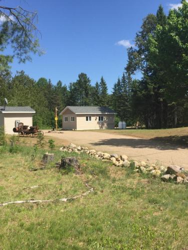 Four Seasons Algonquin Cabins - Accommodation - Madawaska