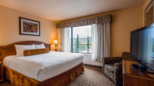 King Suite with Lake View - Non-Smoking