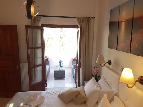 Santorini Family Apartments Room Type - Deluxe Suite