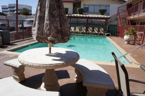 Swimming pool, Park Avenue Inn & Suites in Victorville (CA)