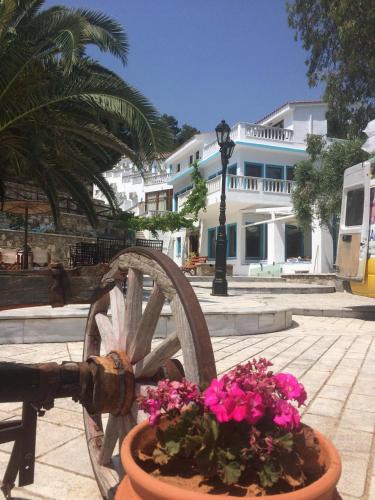 Kinira Beach Hotel - image 13
