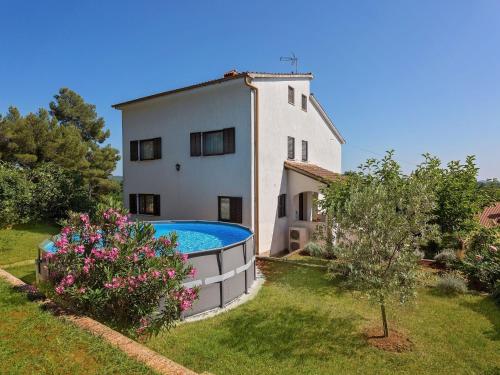  Pleasant Holiday Home in Porec with Swimming Pool in Poreč