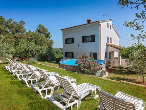  Pleasant Holiday Home in Porec with Swimming Pool in Poreč