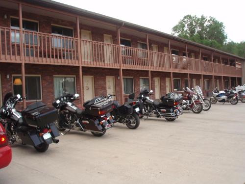 Hotchkiss Inn Motel - image 8