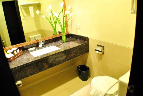 Hotel Elizabeth Cebu Room Type - Deluxe King Room