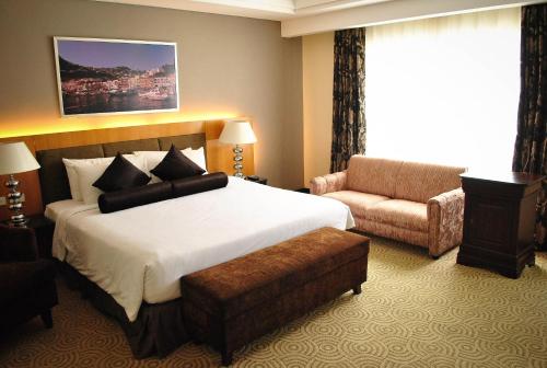 Bed, Hotel Elizabeth Cebu near S&R New York Style Pizza
