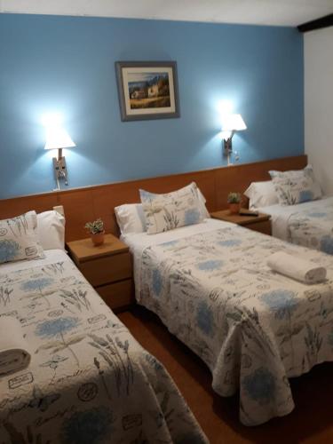 3 twin beds