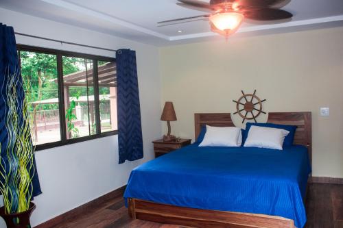 1 king bed, 2 twin beds