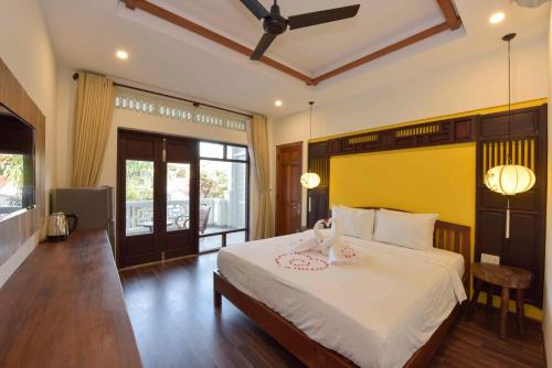 Deluxe Double Room with Balcony image 10