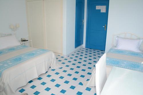 1 double bed, 2 twin beds