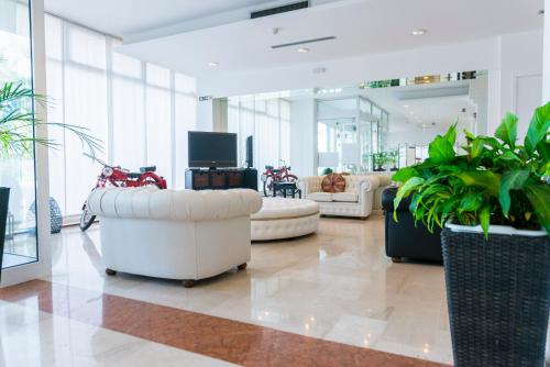 Venice Hotel - image 2