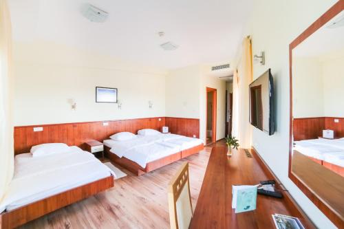 1 queen bed, 1 twin bed