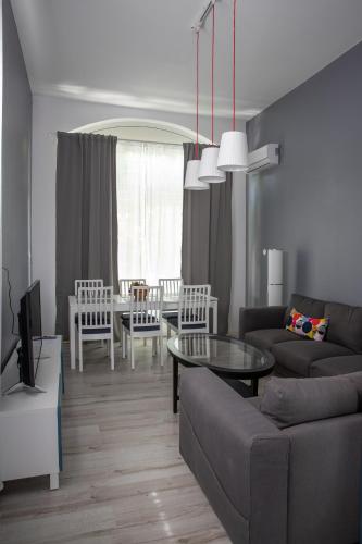 2 bedrooms, 4 beds