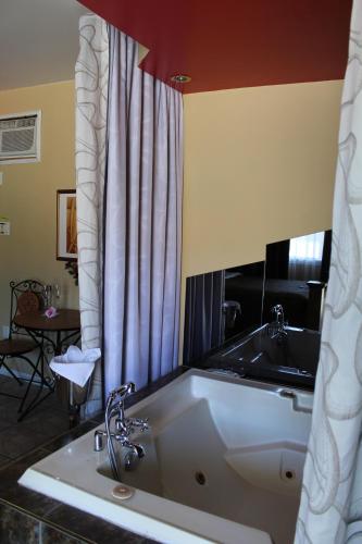 อ่างแช่น้ำร้อน, Hotel Motel Hospitalite in แลวี (ควิเบก)