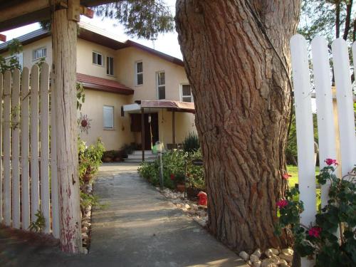 A szálláshely kívülről, Kinneret Guesthouse in Neot Golan