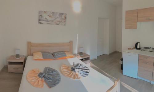 2 bedrooms, 3 beds
