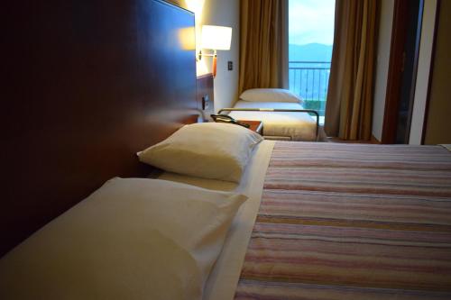 3 twin beds