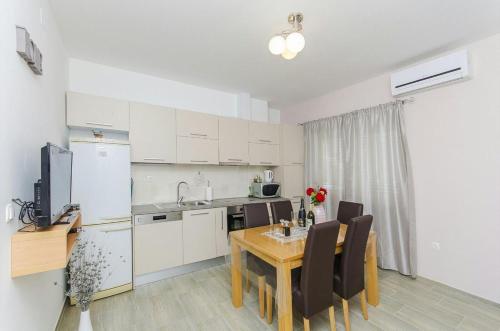 Family friendly apartments with a swimming pool Split - 14203, Split (photo 3)