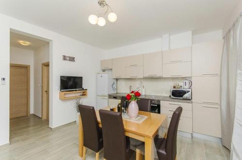Family friendly apartments with a swimming pool Split - 14203, Split (photo 10)