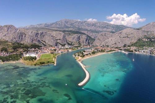 Apartments by the sea Omis - 15485 - image 5