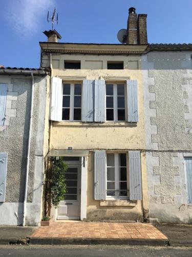 Cosy Medieval Village House Monségur gîte à louer Sainte-Gemme