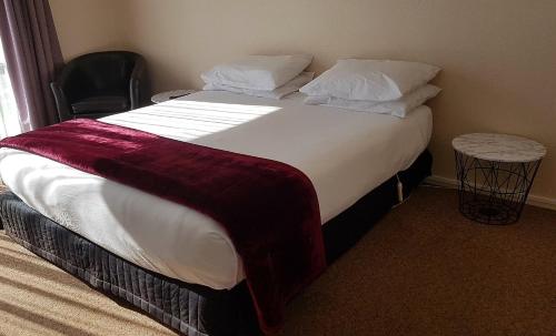 Putaruru Arms Motor Inn Set in a prime location of Okoroire, Putaruru Arms Motor Inn puts everything the city has to offer just outside your doorstep. The hotel has everything you need for a comfortable stay. To be found at 