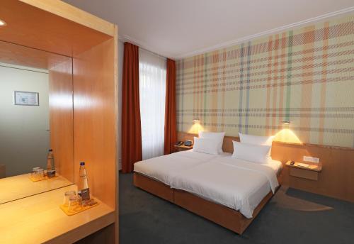 Quiet Double Room image 4