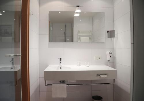 Urban Single Room image 8