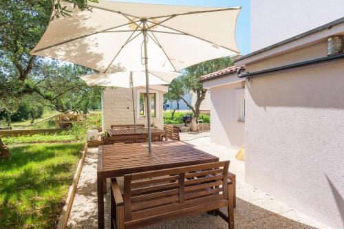 2 bedrooms, 4 beds