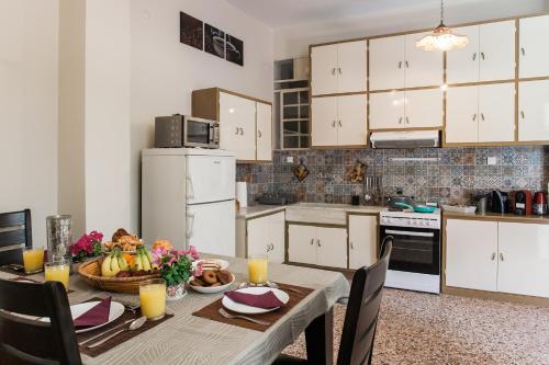  Athens PRIVATE room in SHARED apartment with YARD in Athen