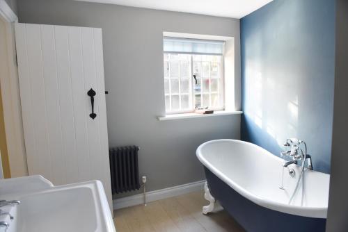 Bathroom, The Three Horseshoes Warham in Stiffkey