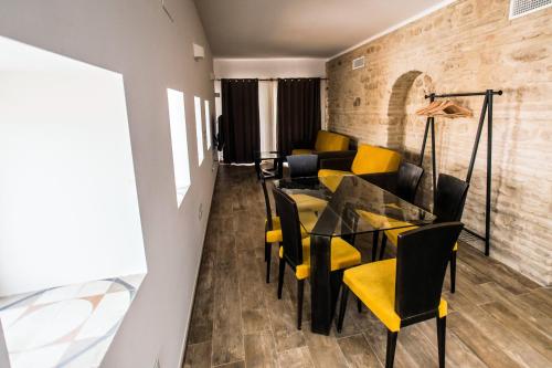 Létesítmények, Patios del Orfebre near Régészeti Múzeum