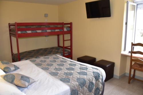 1 double bed, 2 bunk beds