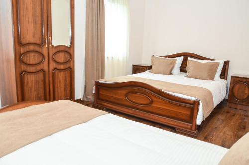 2 bedrooms, 9 beds