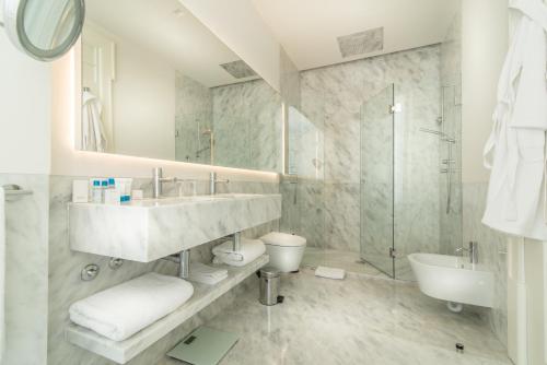 Premium Double or Twin Room with City View image 10