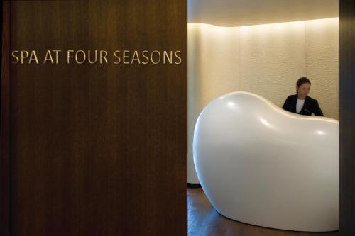Four Seasons Hotel London at Park Lane - image 24