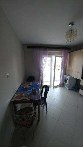 Mona`s Hostel – Saranda, OR