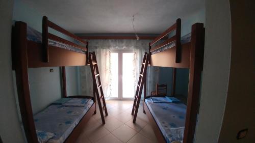 Mona`s Hostel – Saranda, OR