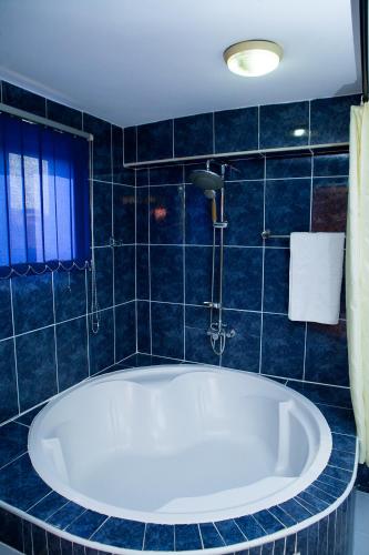Maxwell Court Apartments in นอร์ท ริดจ์
