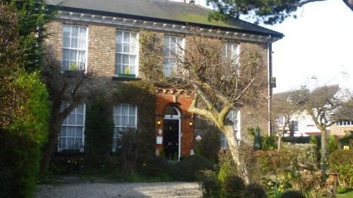 Holly Lodge - image 7