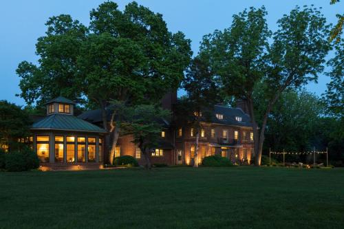 Great Oak Manor - image 4