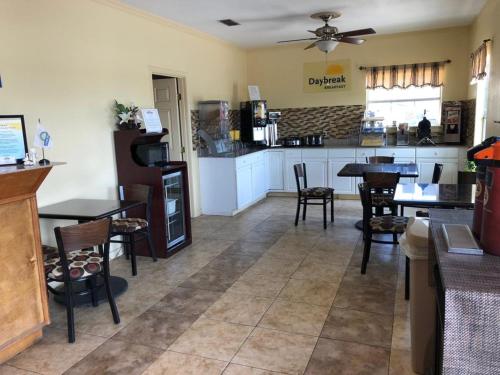 Days Inn by Wyndham Gainesville - main image