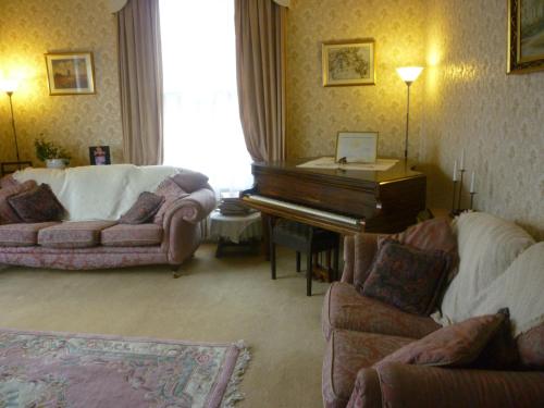 Holly Lodge - image 8