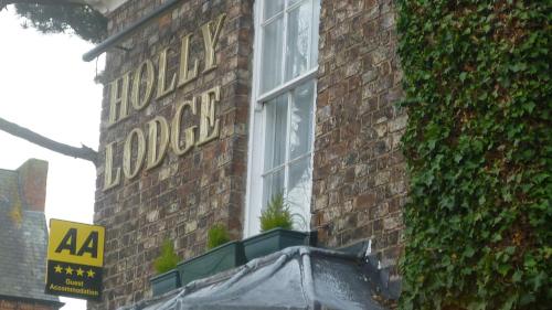 Holly Lodge - image 11