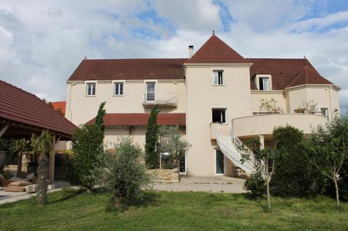 Le Domaine des Archies Le Domaine des Archies is conveniently located in the popular Barberey-Saint-Sulpice area. Both business travelers and tourists can enjoy the propertys facilities and services. Facilities like daily 