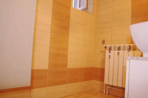 Casa Cu Obloane Albastre