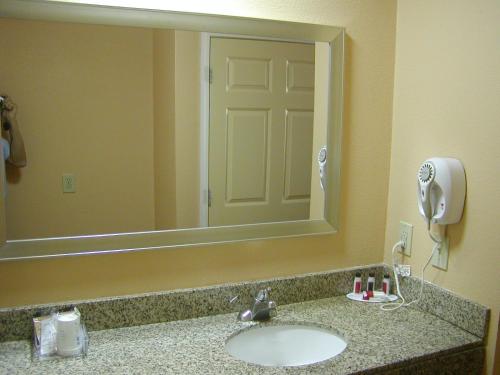 Days Inn by Wyndham Marietta White Water - image 8