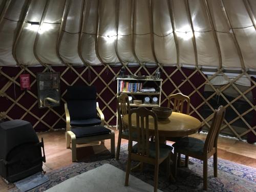 Iekārtas, Yurt luxury + Bathhouse in Stoke Climsland